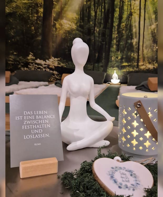 Bild eines Kursraumes für Autogenes Training mit einer Porzellanfigur im Vordergrund